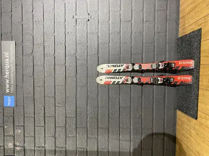 Atomic Race 8 tweedehands ski's junior rood