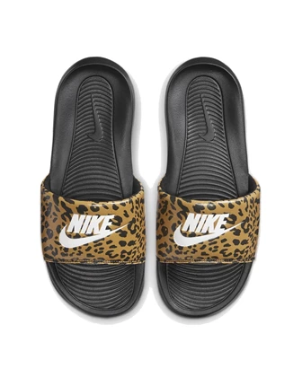 Nike VICTORI ONE WOMENS PRINT SLI dames slippers bruin dessin